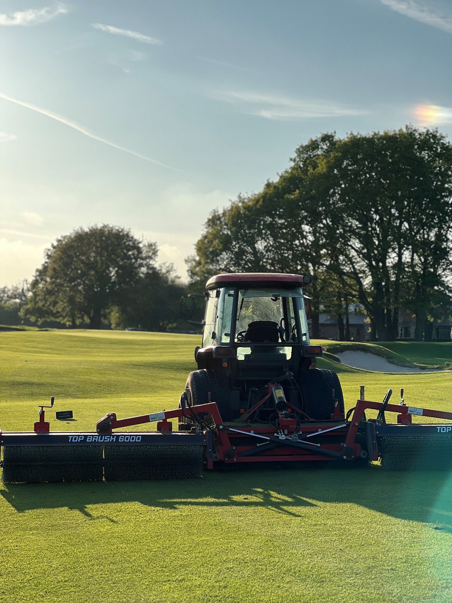 Discover the capabilities of our Top-Brush 6000: The ultimate all-encompassing solution for turf management! 🌿🚜 📍Golf Resort The Grove hotel, Chandler's Cross Watford, UK. @golfatthegrove @thegrovehotel #turfmanagement #turfsolution #greenkeeping #golf #thegrovehotel