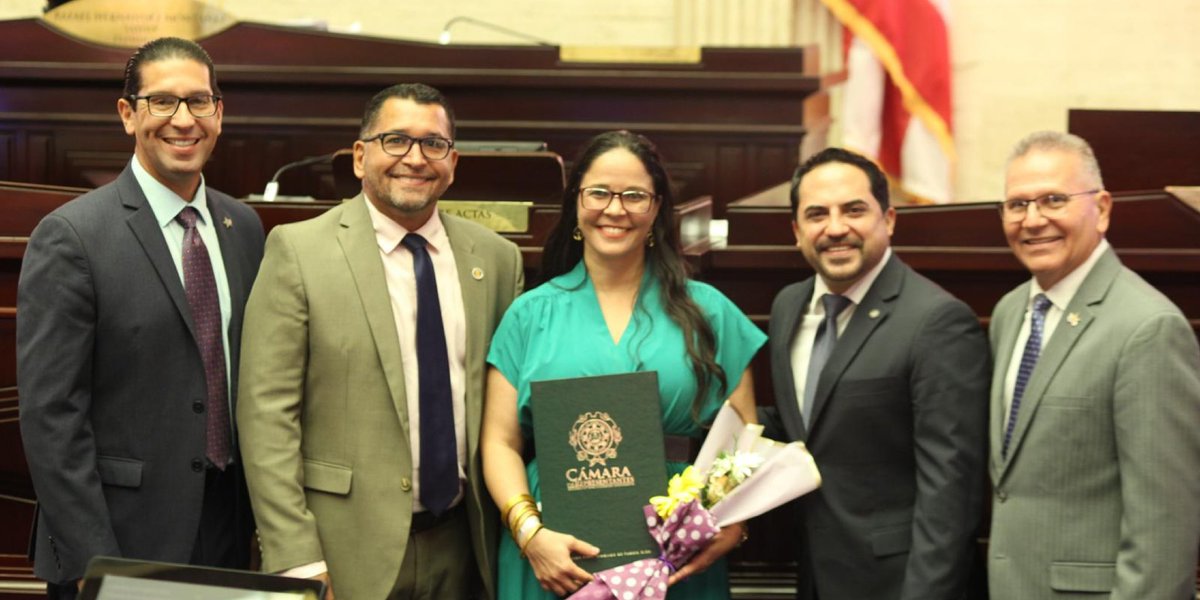 Felicitamos a la primera Dama de San Lorenzo por merecido reconocimiento en la Sesión Especial de Honor a las Madres. Una madre y esposa ejemplar con compromiso y dedicación al pueblo de San Lorenzo. ¡Felicidades!