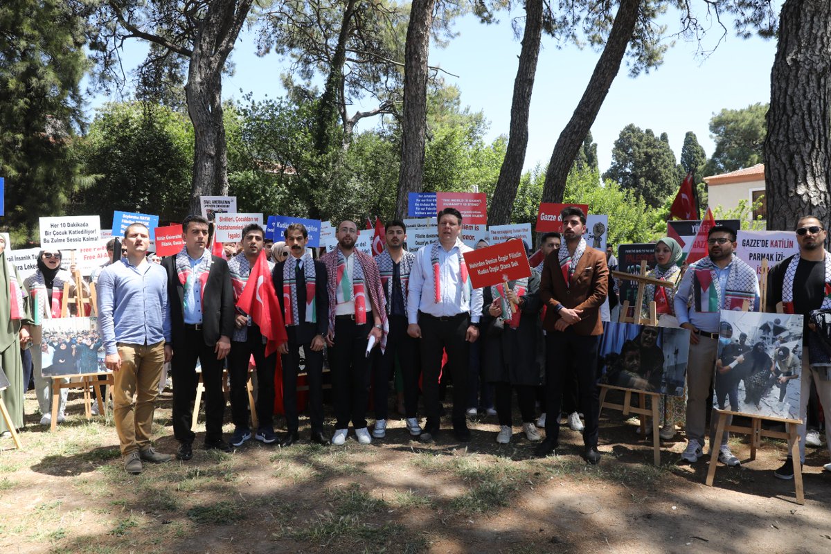 Dokuz Eylül Üniversitesi'nden Sapienza Üniversitesi direnişine selam olsun👋🏻🇹🇷🇵🇸 Filistinli kardeşlerimizin haklı davalarında yanlarında yer almayı sonuna kadar sürdüreceğiz! #CampusesSayStop ❗️ #FreePalestine #getoutofrafah @eyupkadirinan @mucahidsuleyman