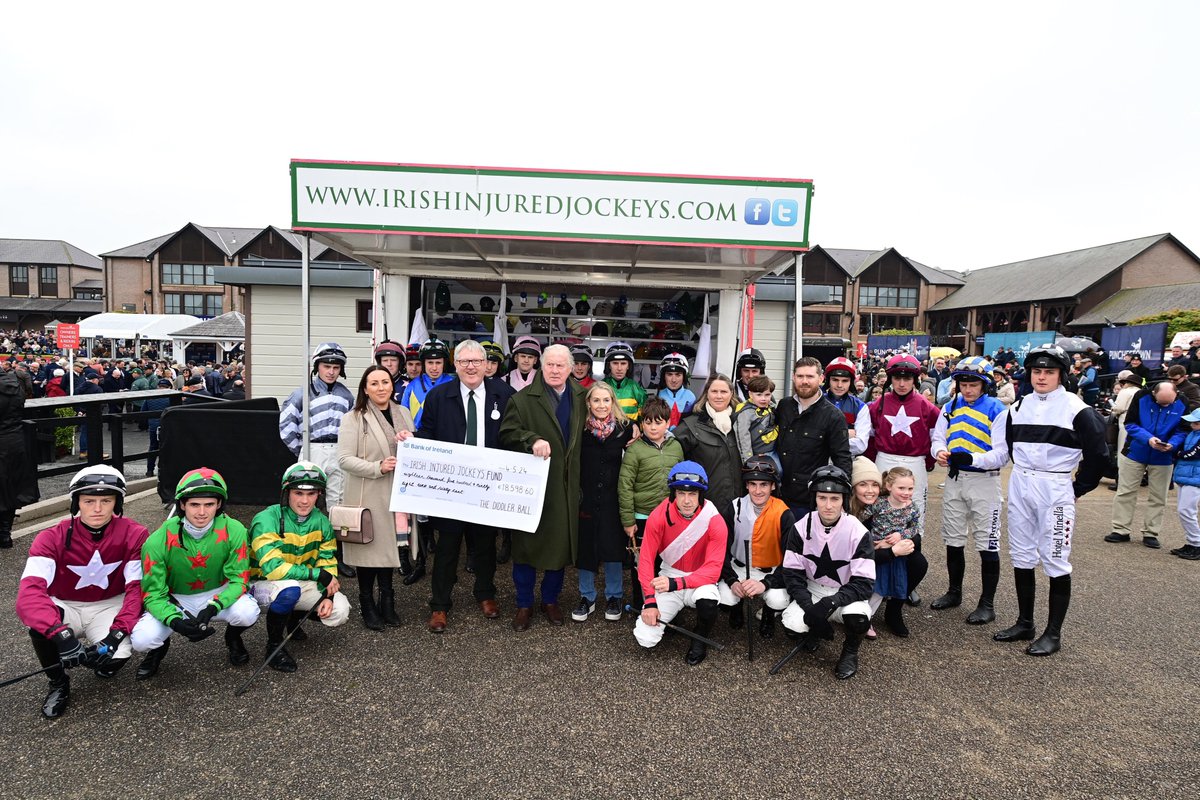 The Diddler Ball in memory of Danielle Quinlan raises over €18,000 for Irish Injured Jockeys.
Paddy, Eilis, Wendy, Jonathan, Jesse and Quinlan Family present a check to Michael Higgins and Alisha Mc Cormack from Irish Injured Jockeys at the Punchestown Festival. 🏇👏