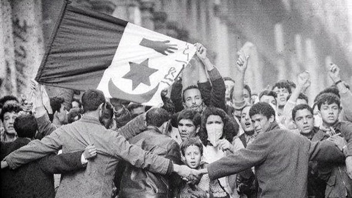 Le 8 mai 1945, il y a 79 ans, commence le massacre de 5 000 à 30 000 Algériens, par l'État français. Je vous explique rapidement comment une simple fête pour la fin de la Seconde guerre mondiale déclenche une vaste répression coloniale ultra meurtrière : ⬇️⬇️⬇️