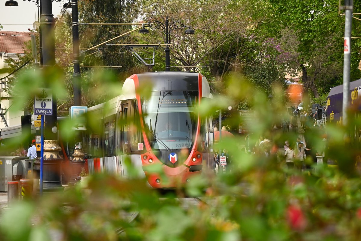 İstanbul, yeşil ile güzel… 💚

Sürdürülebilir bir kent için en çevreci ulaşım araçlarından biri olan raylı sistem hatlarının işletmesini gerçekleştirerek İstanbul’a gururla hizmet ediyoruz. 

Metro, tramvay, füniküler ve teleferik hatlarımızı tercih eden günlük 3 milyon aşkın…