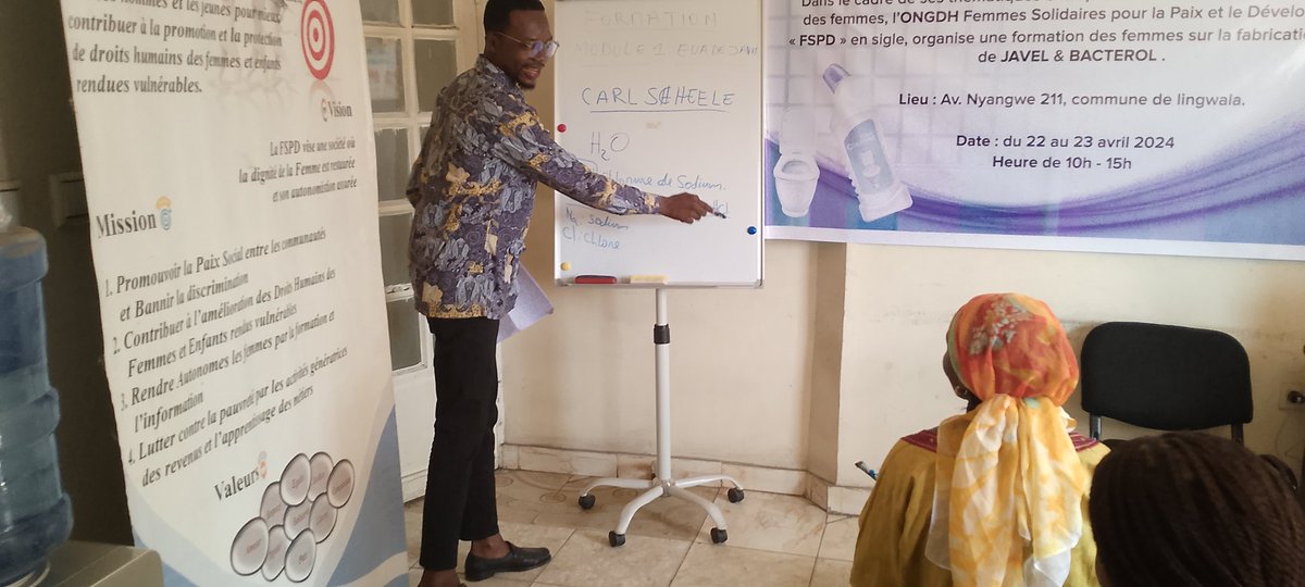 FspdRdc's tweet image. Dans le cadre de ses thématiques entreprenariat féminin et autonomisation des femmes L'ONGDH Femmes Solidaires pour la Paix et le Développement @FspdRdc  a réalisé une formation des Femmes sur la fabrication d'eaux de JAVEL et BACTEROL à Kinshasa au Bureau de la FSPD.