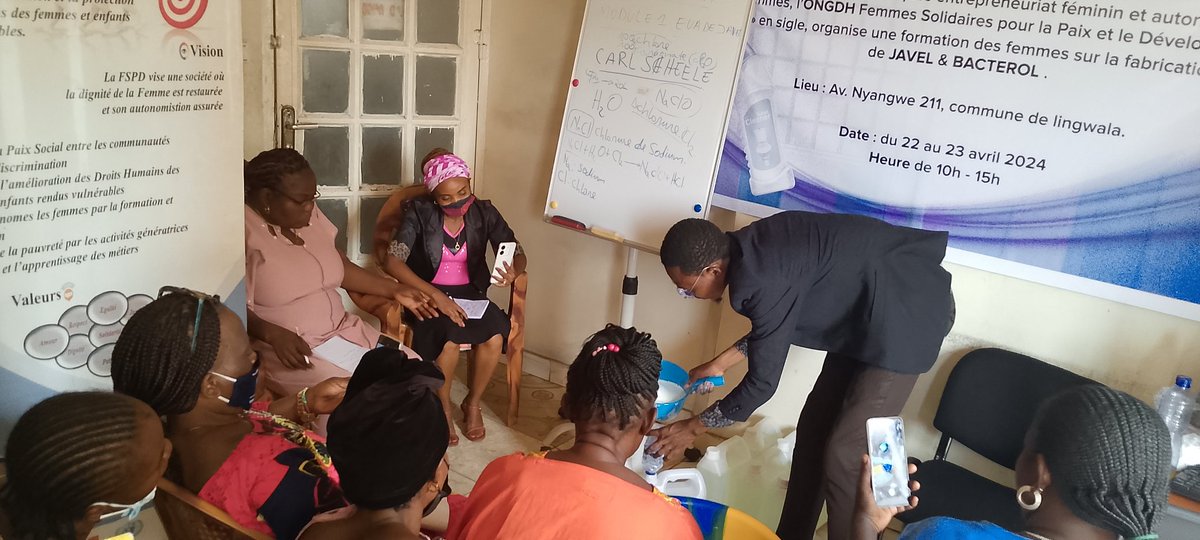 FspdRdc's tweet image. Dans le cadre de ses thématiques entreprenariat féminin et autonomisation des femmes L'ONGDH Femmes Solidaires pour la Paix et le Développement @FspdRdc  a réalisé une formation des Femmes sur la fabrication d'eaux de JAVEL et BACTEROL à Kinshasa au Bureau de la FSPD.
