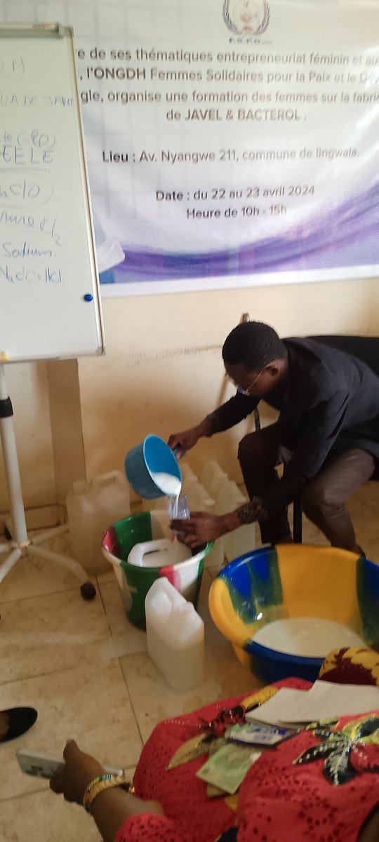 FspdRdc's tweet image. Dans le cadre de ses thématiques entreprenariat féminin et autonomisation des femmes L'ONGDH Femmes Solidaires pour la Paix et le Développement @FspdRdc  a réalisé une formation des Femmes sur la fabrication d'eaux de JAVEL et BACTEROL à Kinshasa au Bureau de la FSPD.