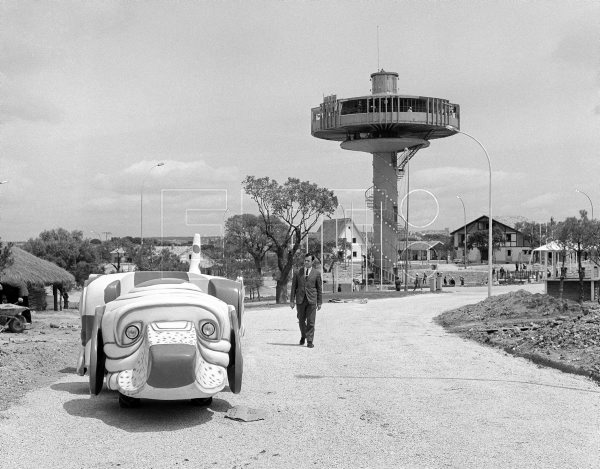 Un hombre contempla el 'trenecito' que realizará el recorrido general por el nuevo Parque de Atracciones de la Casa de Campo de Madrid, donde se ultiman los preparativos antes de su apertura al público el 15 de mayo de 1969. #EFEfototeca