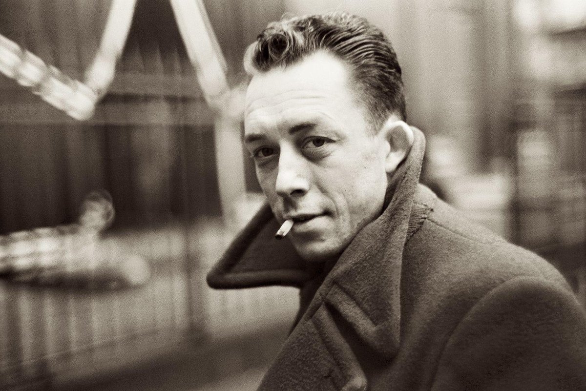 P'tite mention à Albert Camus qui est l'un des rares à s'opposer, à ce moment, aux massacres des Algériens, alors que la majorité des 'intellectuels' sont silencieux, le PCF hésitant, et les politiques français minimisant les crimes. Merci d'avoir lu ce thread, hésitez pas à