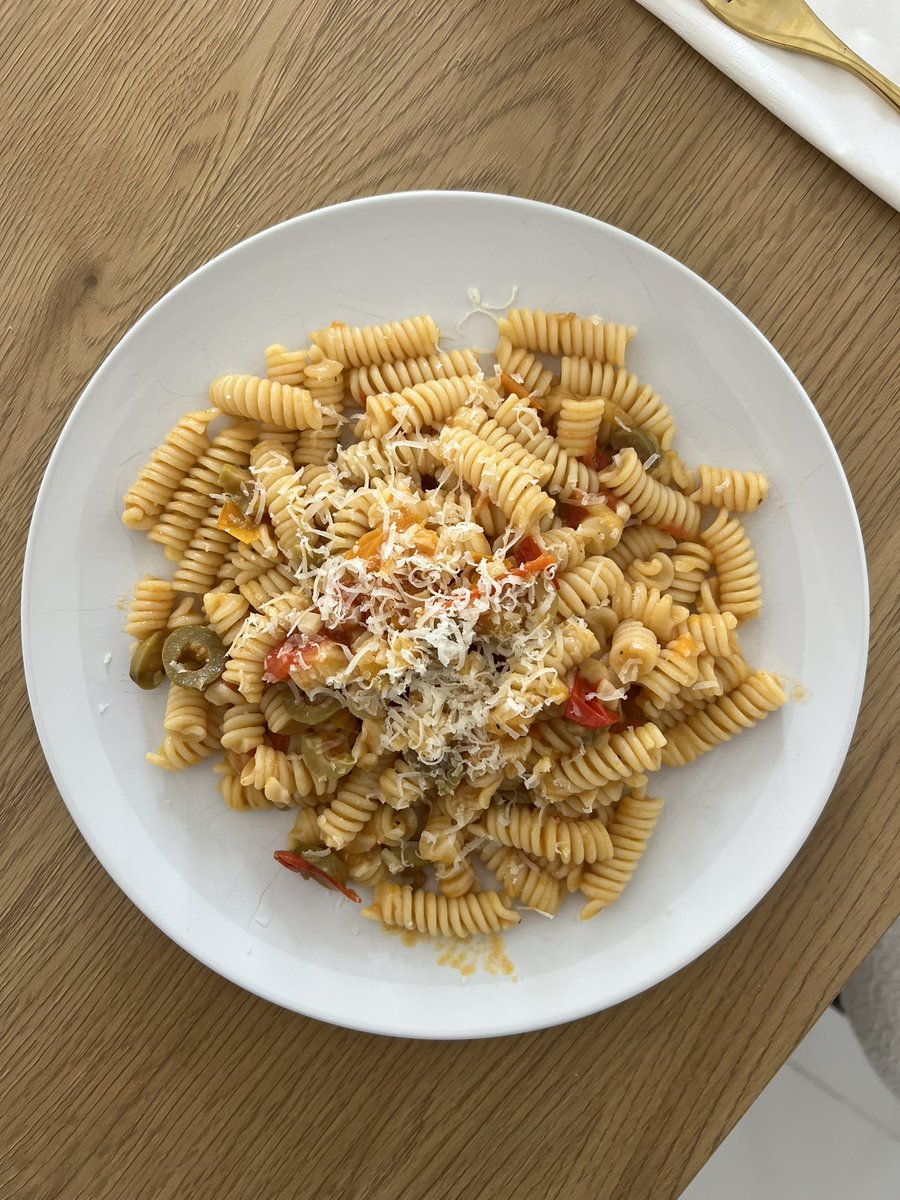 #Pasta alla Mediterranea with pendolino tomato and green olives 🫒 #yum #lightlunch #food #Wednesdayvibe