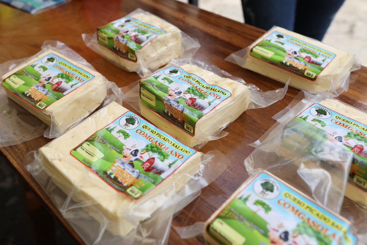 UEenColombia's tweet photo. A través de una Ruta por los eslabones de producción del queso 🧀, en la Finca Villa María conocieron cómo producen mediante buenas prácticas y modelos que conservan los recursos naturales, diversificando sus productos y promoviendo la seguridad alimentaria de sus comunidades. https://t.co/BONmF0Xo3u