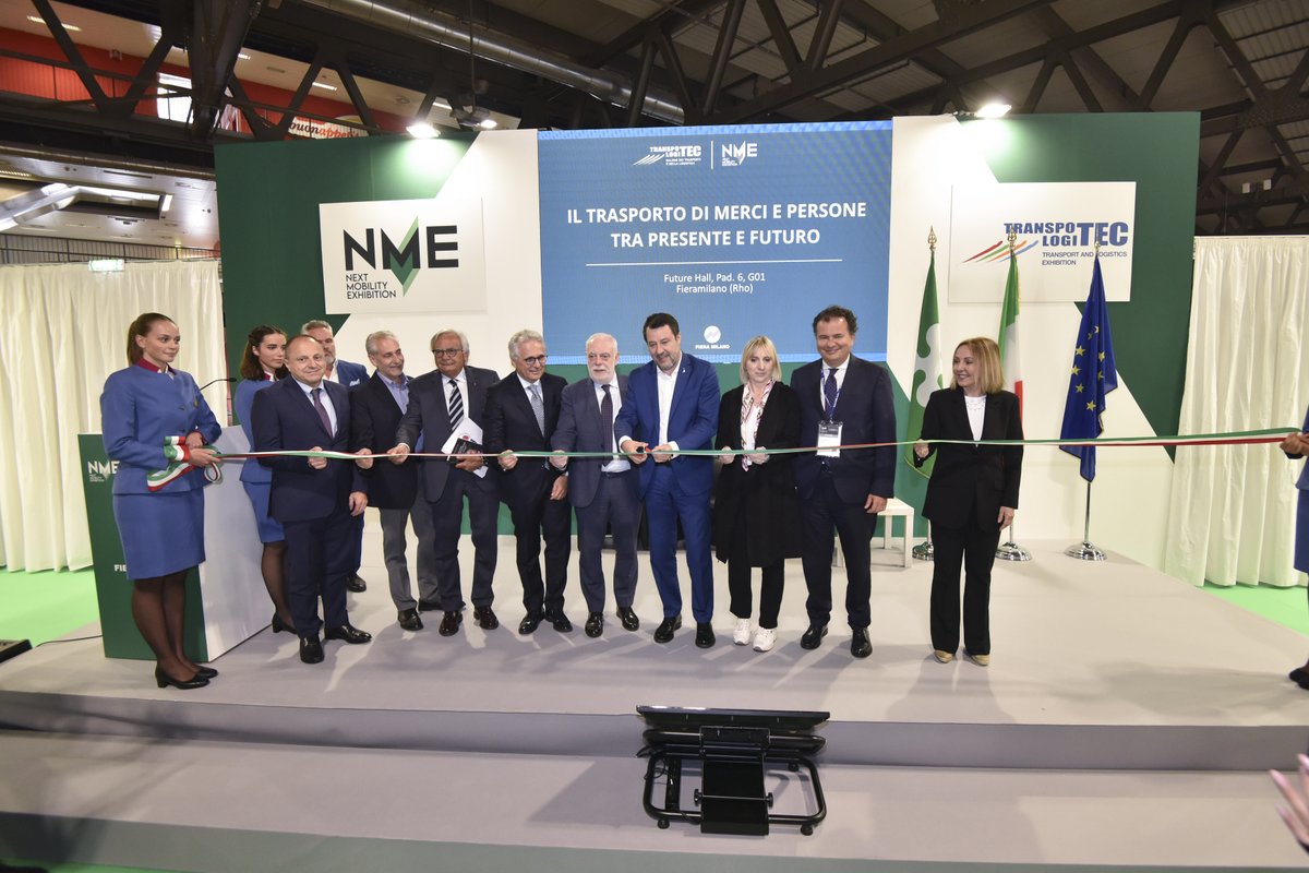 Transpotec1's tweet photo. È il taglio del nastro a dare ufficialmente il via a Transpotec Logitec e Next Mobility Exhibition. I focus della conferenza di apertura? Il trasporto di merci e persone come driver di crescita e sostenibilità.
Continua a seguirci!
#Transpotec2024 #tracciamonuovipercorsi https://t.co/0VCqrPh1jo