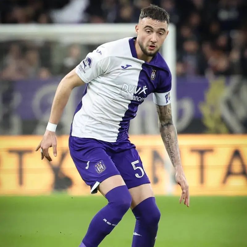 🚨| Juventus are among the clubs interested in Zeno Debast, whose contract expires in 2025 and is unlikely to renew. Valued at 16mln€. [@_Morik92_]