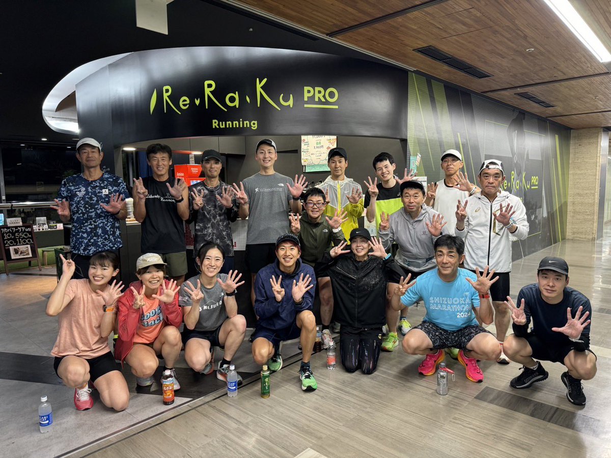 hyr_RunHappy's tweet photo. 退勤時あんなに雨降っていたのに…!?
まさかの練習中は雨が上がりました✨さすがSKY3.5の力で雨雲をどこかへ追いやったんですね👏
今日は1600m×5(4′30″/km)ペーサーしました🐣
とにかく女子メンバーの明るさがすごい🤣!!私も元気いっぱいの走りに、元気をもらってます😊!!
👟: #BROOKS #Ghost13 https://t.co/Jm4hhVRh91
