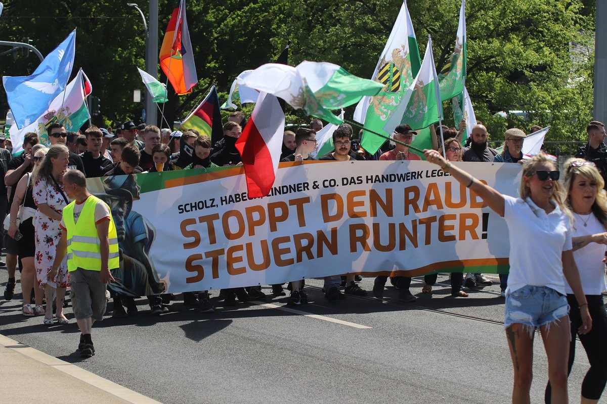 Einer der Tatverdächtigen für die Attacke auf den SPD-Politiker Matthias #Ecke wird der rechtsextremen Gruppe #Elblandrevolte zugerechnet. Diese war am 1. Mai, und somit nur zwei Tage zuvor, noch auf den Demos der 'Freien Sachsen' und der AfD in Dresden. 🧵