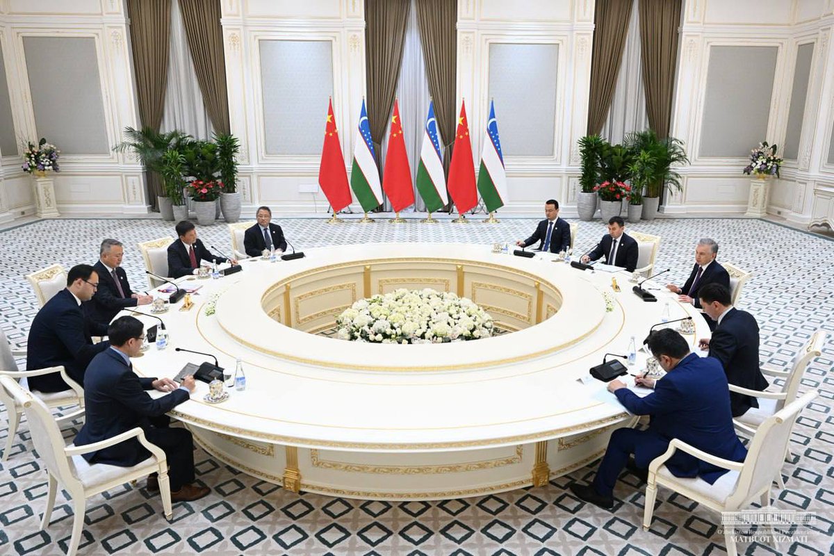 Within the framework of the third Tashkent Investment Forum, President of the Republic of Uzbekistan Shavkat Mirziyoyev held a meeting with leaders of major Chinese companies including CAMCE, Goldwind, China Southern Power Grid, and Holley Group.