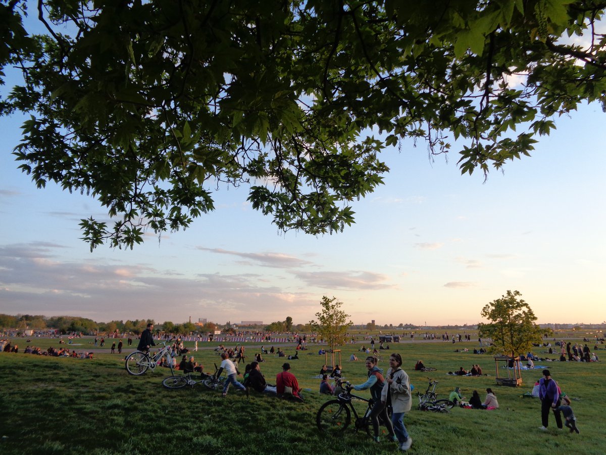 Morgen bleibt die Küche kalt ...
#KaffeeAmFenster und #SuppeAmTisch
fällt morgen aus.
Wir wünschen Euch allen einen schönen Feiertag!🌞
Geht doch einfach aufs #TempelhoferFeld ... 😉
thfbleibt.de/feldliebe/