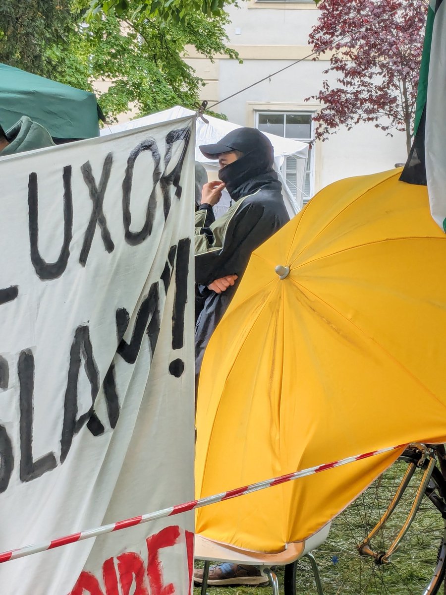 Gestern fühlten sich die Aktivist:innen im #Intifadacamp noch von einem Gegendemonstranten mit Sturmmaske so gestört, dass er bedrängt und die Maske weggerissen wurde. Andersherum scheint alles ok. #w0805