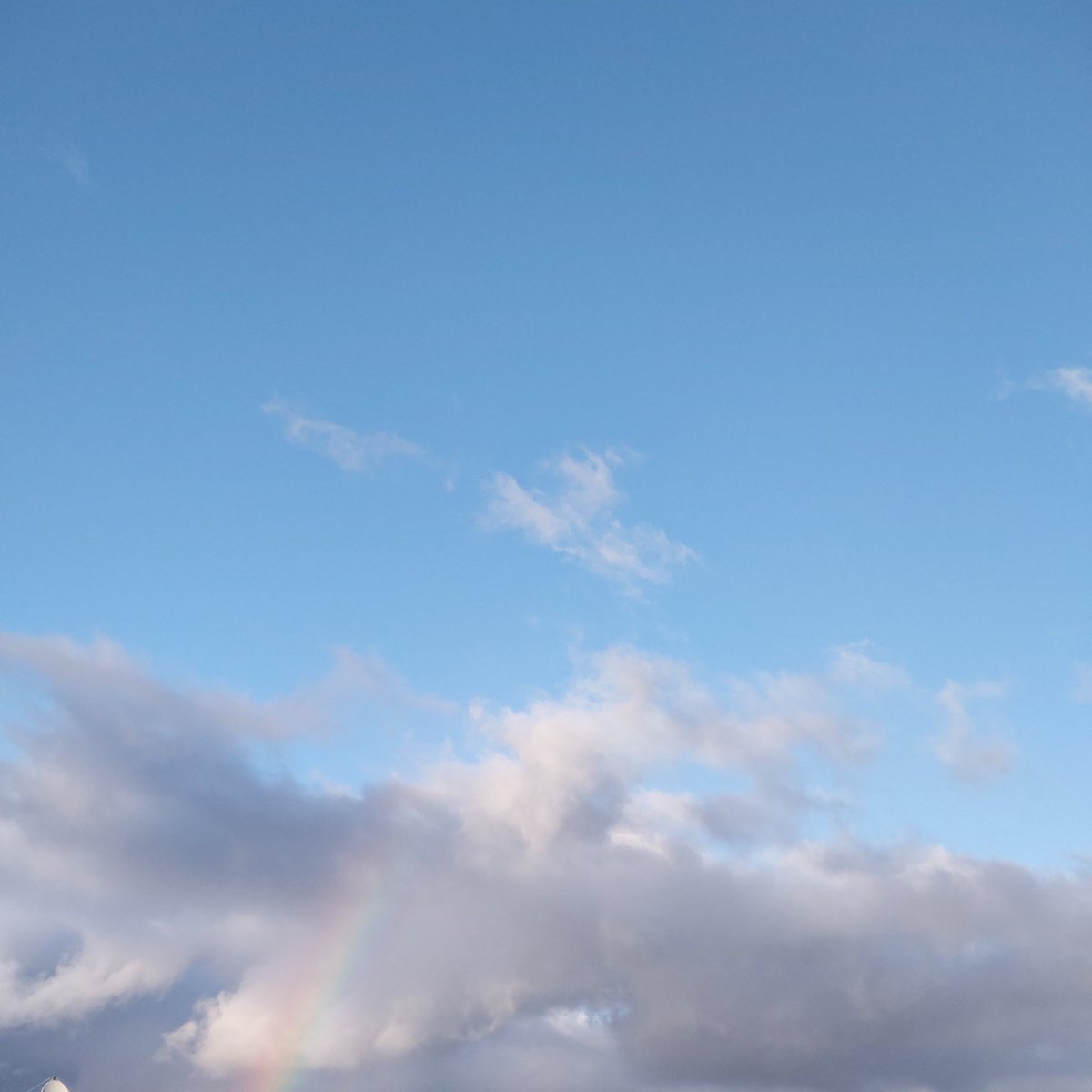 usagido's tweet photo. 夕暮れ時の虹
#虹
#雲
#雲が好き
#青空
#生存確認 https://t.co/Y2Nt4dAQBq