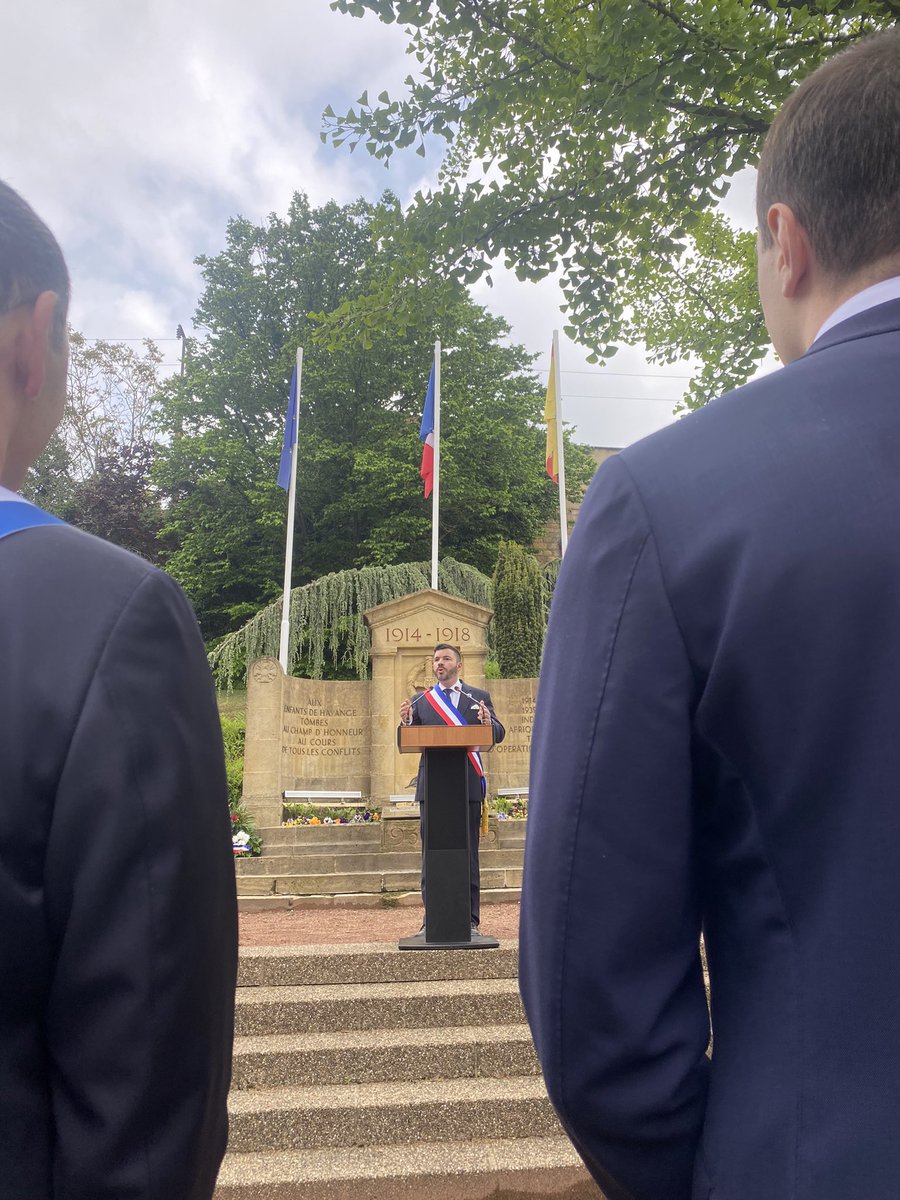 Ce #8mai 🇫🇷 j’assistais à la commémoration de la victoire armées alliées et de la fin des combats à #Hayange aux côtés de @J_Bardella @ljacobelli et le maire de la ville @FabienEngelmann Nous sommes fiers de défendre la mémoire de ceux qui se sont battus pour notre pays 🇫🇷