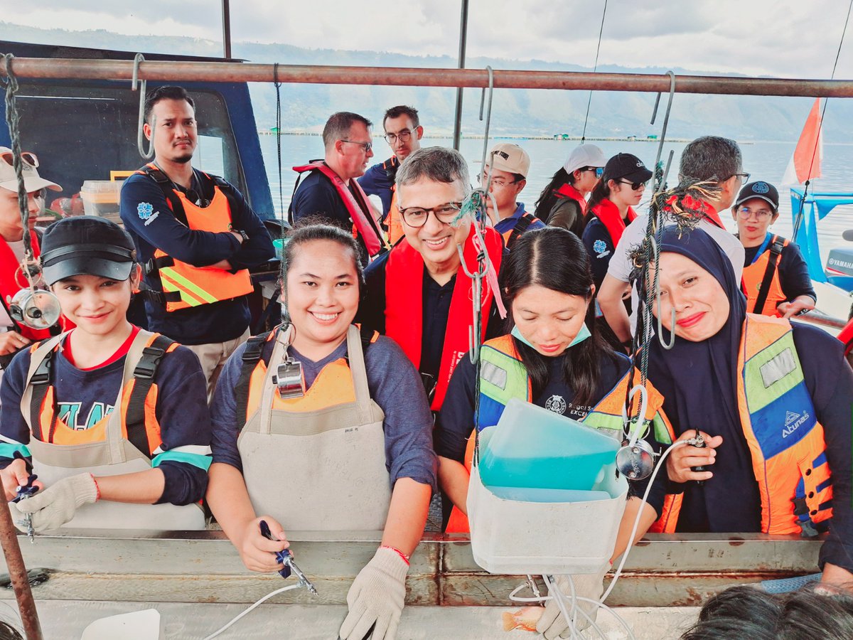 🛥️#FAORVisit @AryalRaj1 visited #DanauToba to witness the integrated #Sustainable #Aquaculture practices aiming to explore #partnership with private sector. 🐟🌊🤝 @FAOAsiaPacific @FAOfish