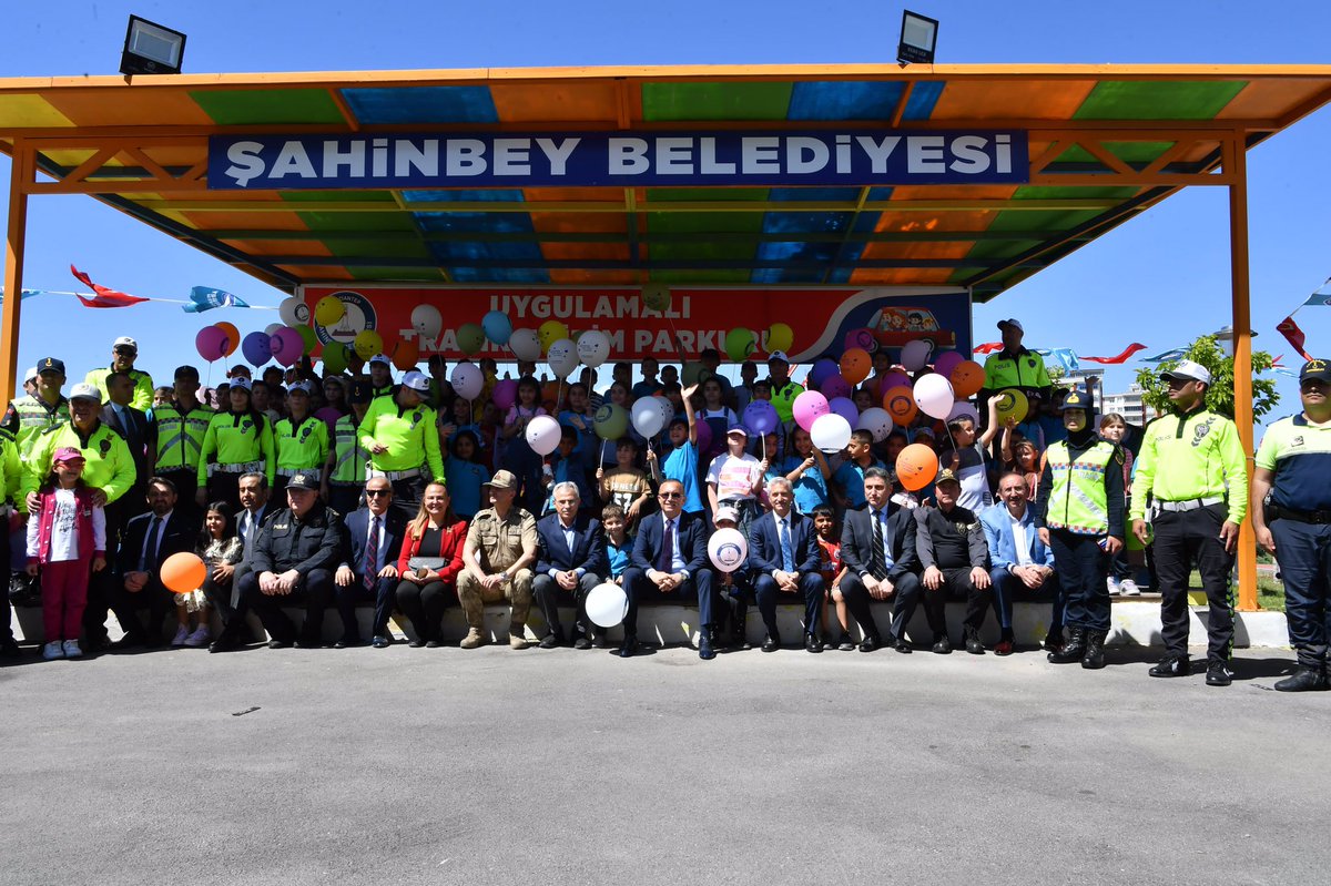 Valimiz Kemal Çeber, protokol ile birlikte #TrafikHaftası kapsamında Şahinbey Çocuk Trafik Eğitim Parkı’nda düzenlenen programa katıldı. Program kapsamında burada eğitim alan öğrencilerle bir araya gelen Vali Çeber, protokol ve çocuklarla birlikte eğitim parkurlarındaki…