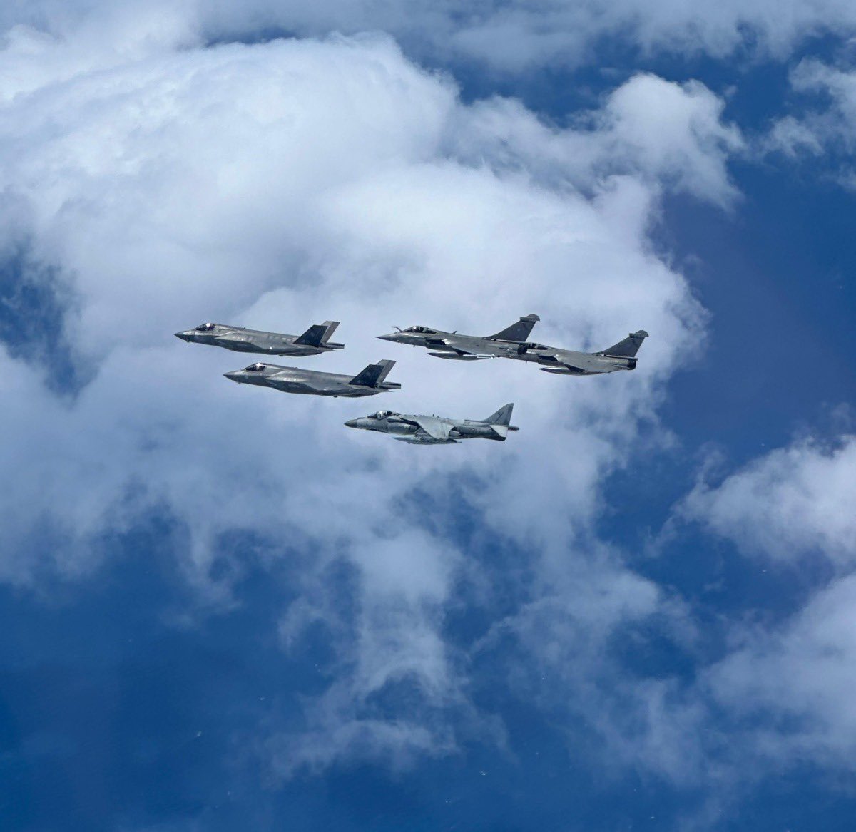 Durante la Neptune Strike, 4 velivoli Dassault Rafale della @MarineNationale si sono rischierati presso la Stazione Aeromobili di Grottaglie, per addestrarsi insieme ai Lupi del Gruppo Aerei Imbarcati per prepararsi alla fase finale della #MareAperto 24-1/Polaris 24.