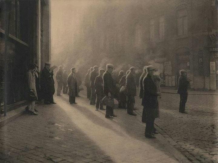 “Un grupo humano se transforma en multitud manipulable cuando se vuelve sensible al carisma y no a la competencia, a la imagen y no a la idea,a la afirmación y no a la prueba, a la repetición y no a la argumentación, a la sugestión y no al razonamiento”.
Jean F.Revel