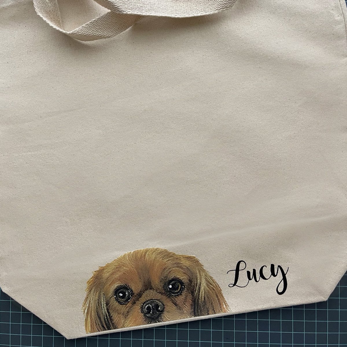 Lucy’s Personalized Tote 🐶 artbyjulene.etsy.com/listing/700087… #rubycavalier #cavpack #cavalierMatters #CuteCavKing #KingCharlesCavs