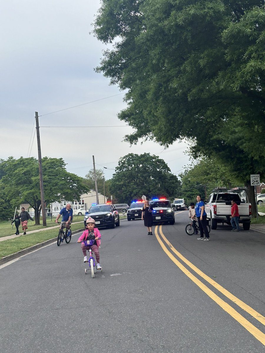 Ms_Mariscal's tweet image. We had a very successful National WALK BIKE &amp;amp; ROLL TO SCHOOL DAY!!!! Thanks to our staff students and families for participating!!! We had a fun morning, and a BIG THANKS TO OUR COMMUNITY OFFICERS for keeping us safe during our walk! 🤍🫶🏽🎊 @CherokeeLane_ES