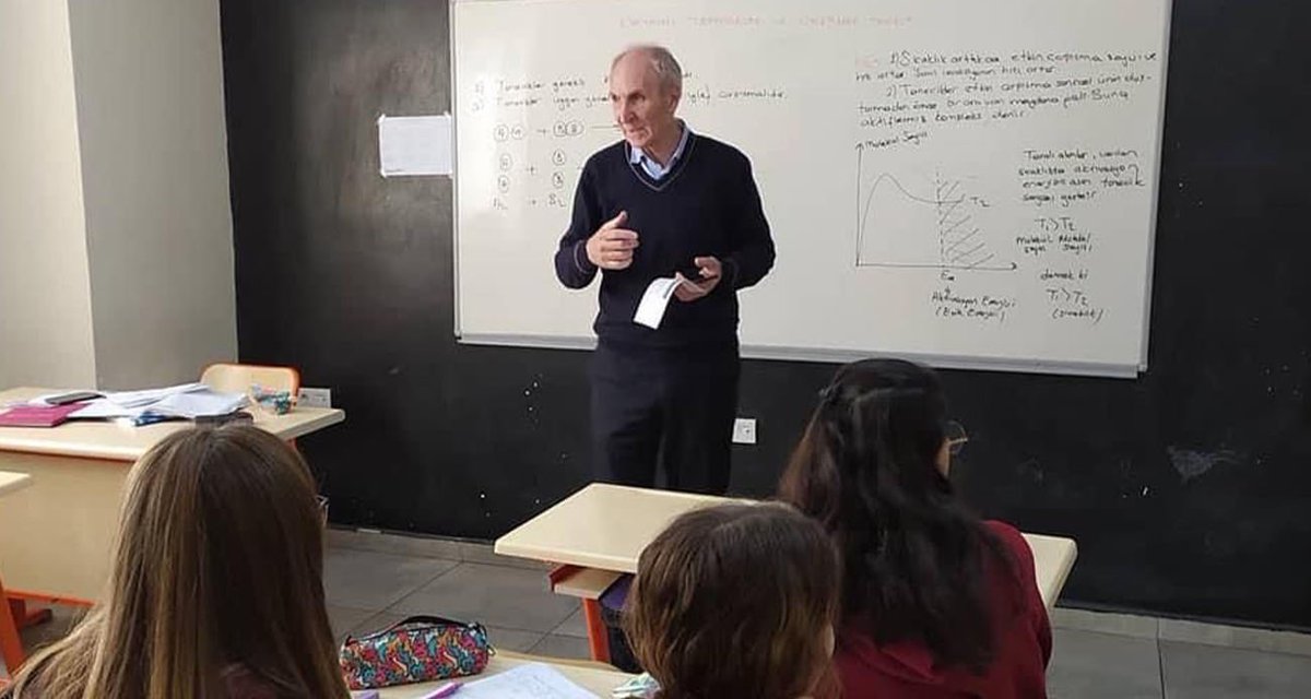 Geleceğe her zaman ışık olmuş bir eğitim insanının hayatı karartıldı.
Bir öğretmen katledildi…
NE KONUŞMALI NE SÖYLEMELİ !!!
Allah rahmet eylesin…
 #ibrahimoktugan
 #EgitimdeSiddeteHayir