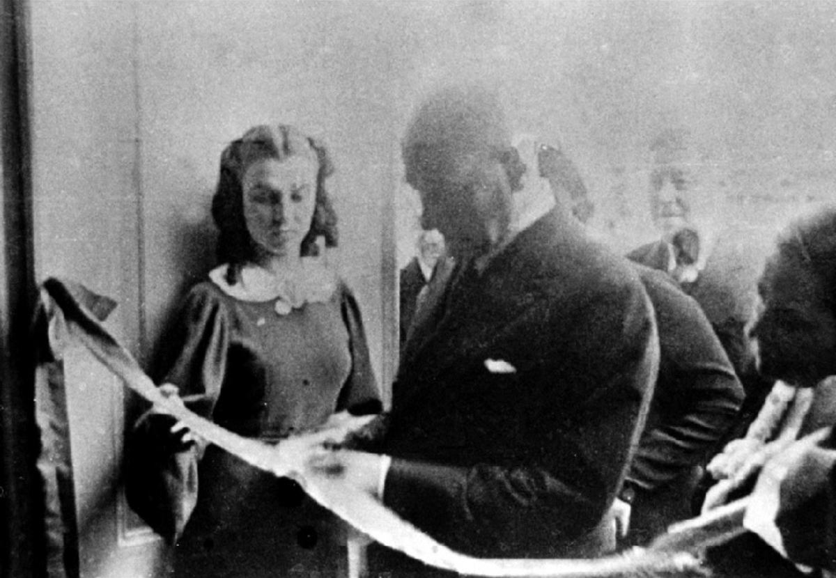 Çok nadir bir fotoğraf. Gazi Mustafa Kemal Atatürk, Sümerbank Nazilli Basma Fabrikası'nın açılışını yaparken. (9 Ekim 1937)