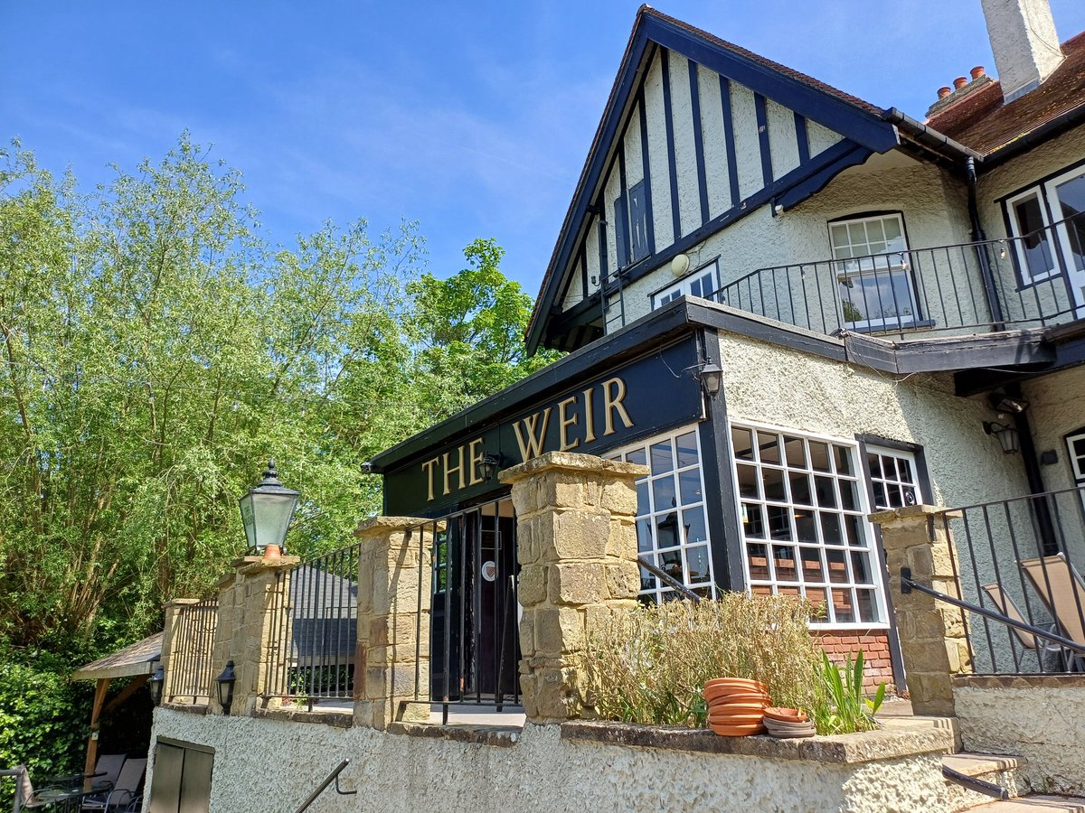 Finally, time for some local al fesco riverside lunch.
Of course, I'm on my phone and watching the World Seniors Snooker..

#waltononthames