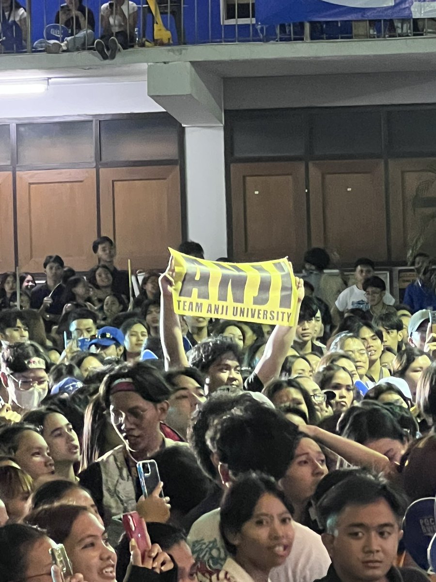 StarPopPH's tweet photo. SPOTTED: @anjisalvacion’s @TeamAnjiUniv 💛

#AnjiSalvacion
#StarPopCampusTour
#ABSCBNEvents https://t.co/N6JBBpPcyl