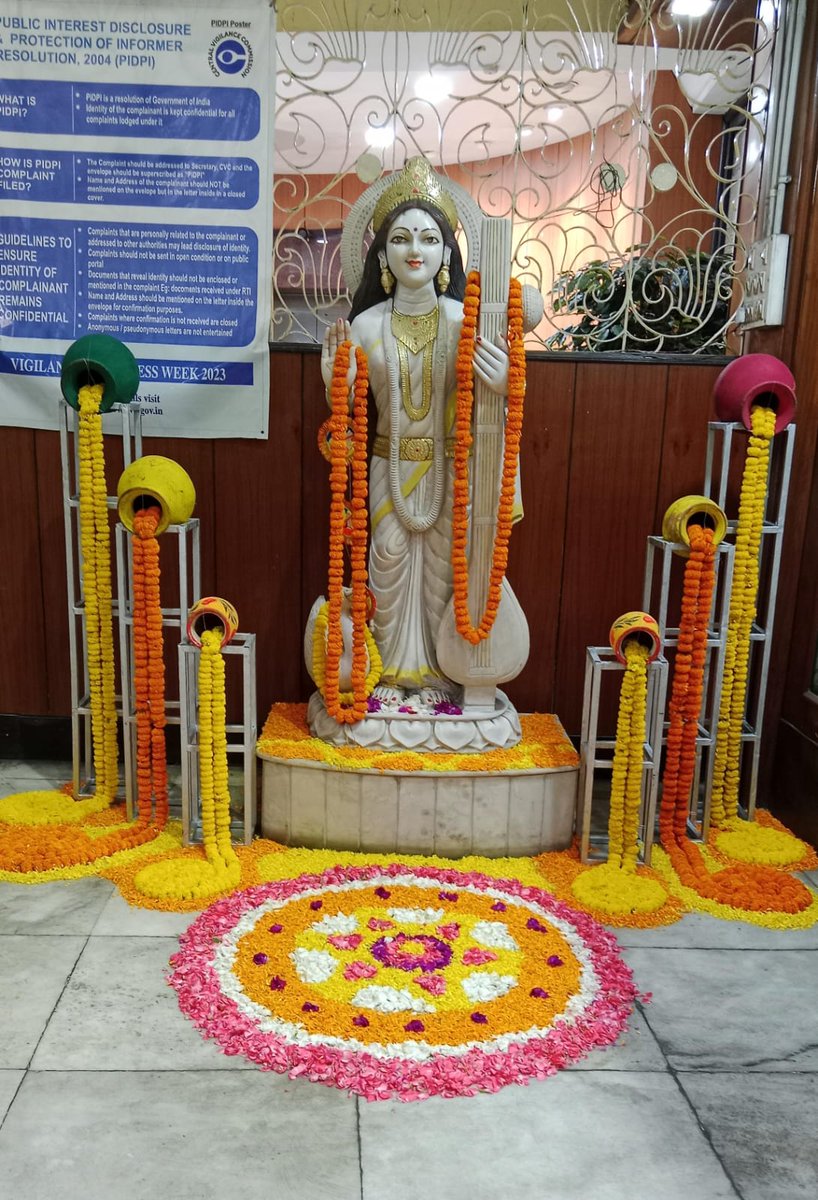 Akashvani Kolkata celebrated the birth anniversary of Kabiguru Rabindranath Tagore, on the 25th day of Baishakh of the Bengali calendar, with festivity and gaiety. 

#RabindranathTagore's statue was garlanded and the office was decorated. 

@airnews_kolkata