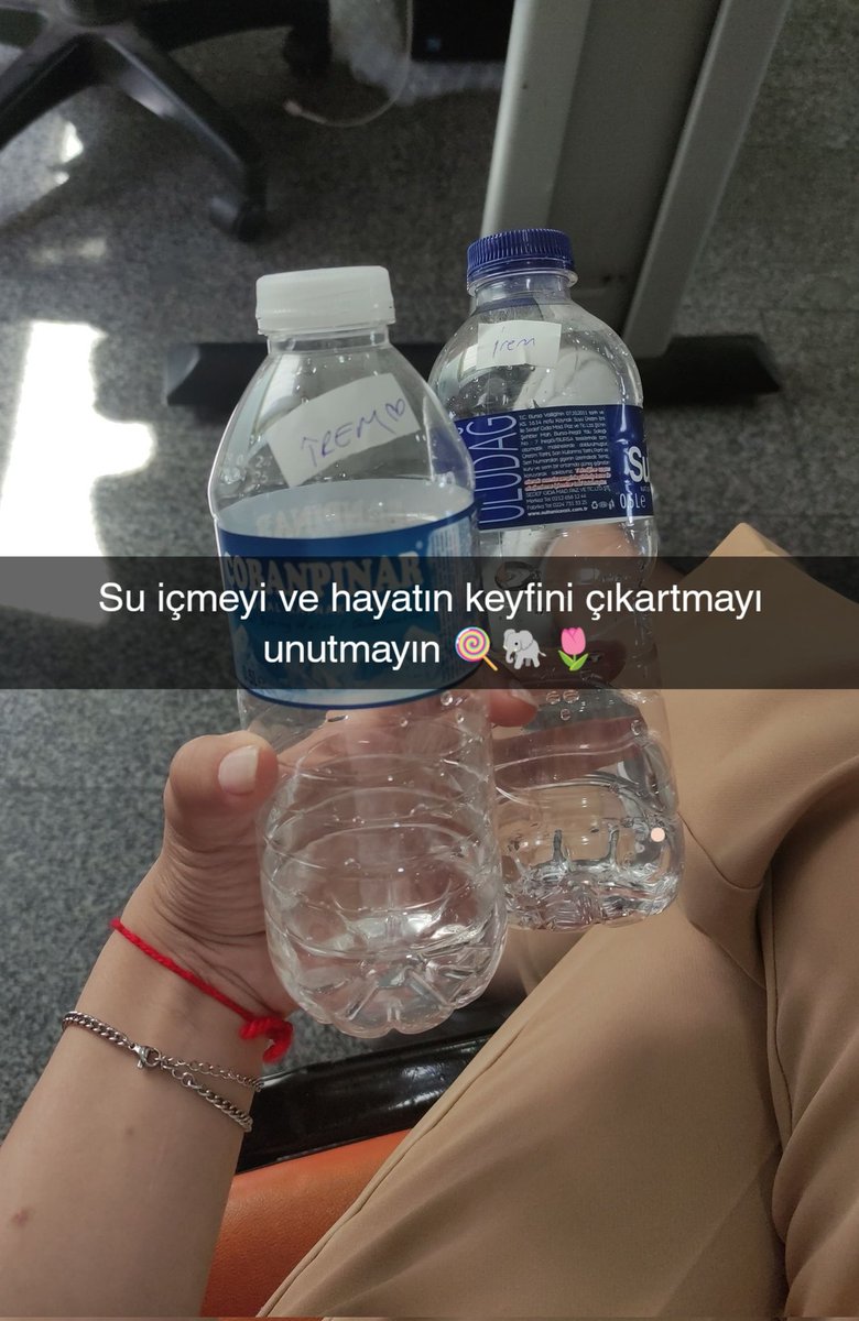bilmirremm's tweet photo. insanların ne dediğini umursamayın  ağzı olan konuşuyor 🌸🍭💖 https://t.co/BfOV1HiCWE