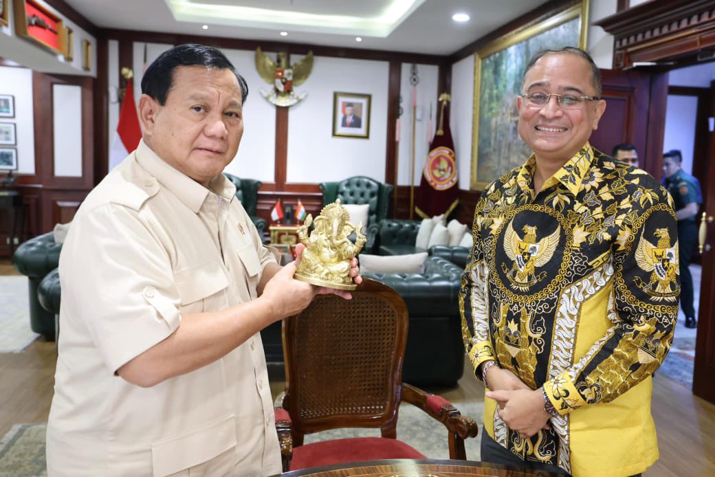 Menteri Pertahanan Prabowo Subianto @prabowo menerima kunjungan kehormatan Duta Besar (Dubes) India untuk Indonesia, Yang Mulia (YM) Sandeep Chakravorty di Kemhan, Jakarta, Rabu (8/5).