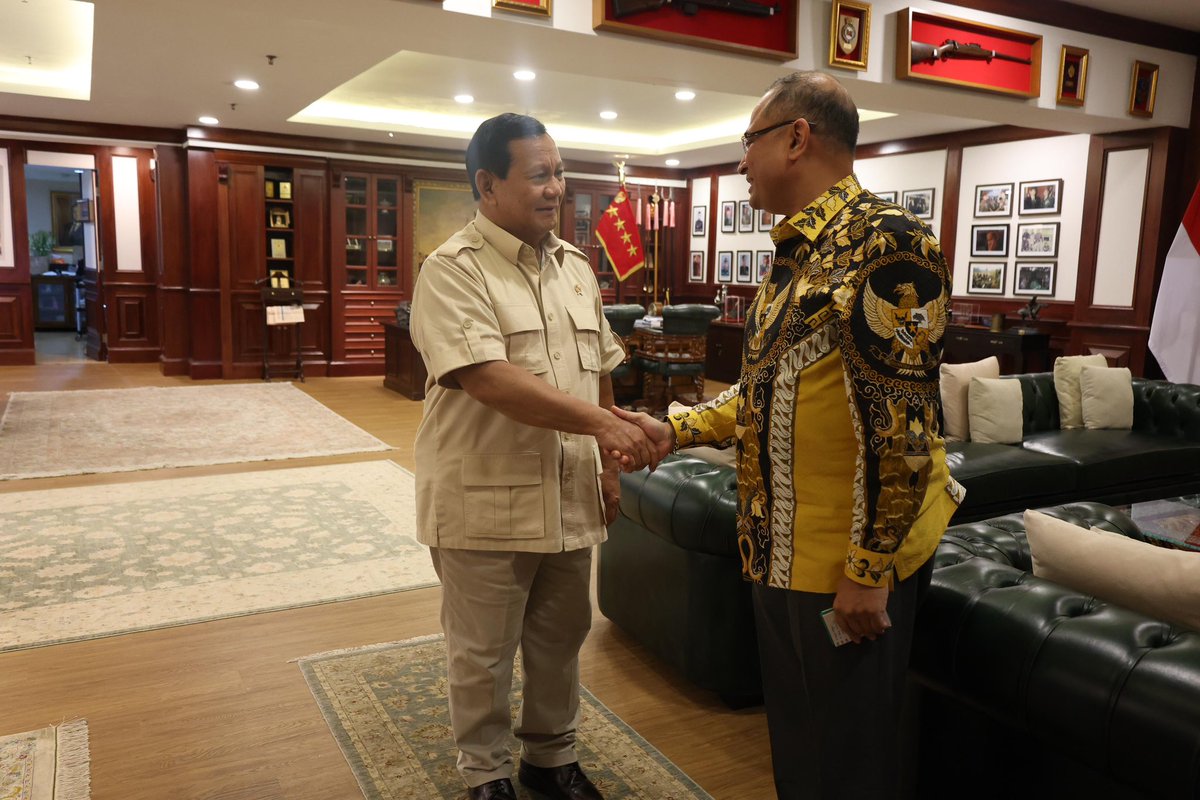 Menhan Prabowo mengucapkan selamat kepada Dubes Sandeep, atas pengangkatan sebagai Dubes India untuk Indonesia dan Timor Leste yang baru, serta mengungkapkan bahwa kunjungan ini merupakan bukti persahabatan yang kuat dan abadi kedua negara.