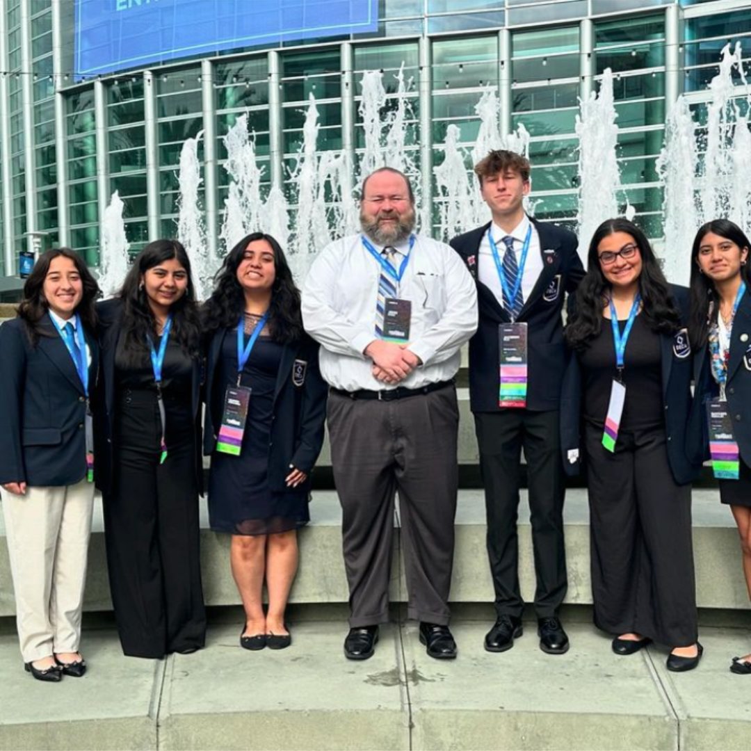 La Conferencia Internacional de Desarrollo Profesional de DECA reunió a más de 23.000 estudiantes, asesores docentes, profesionales y ex alumnos. NAHS estuvo bien representada por Zoe, Sara, Liliana, Jackson, Dayanis y Allison junto con su asesor, el Sr. John Shaw.