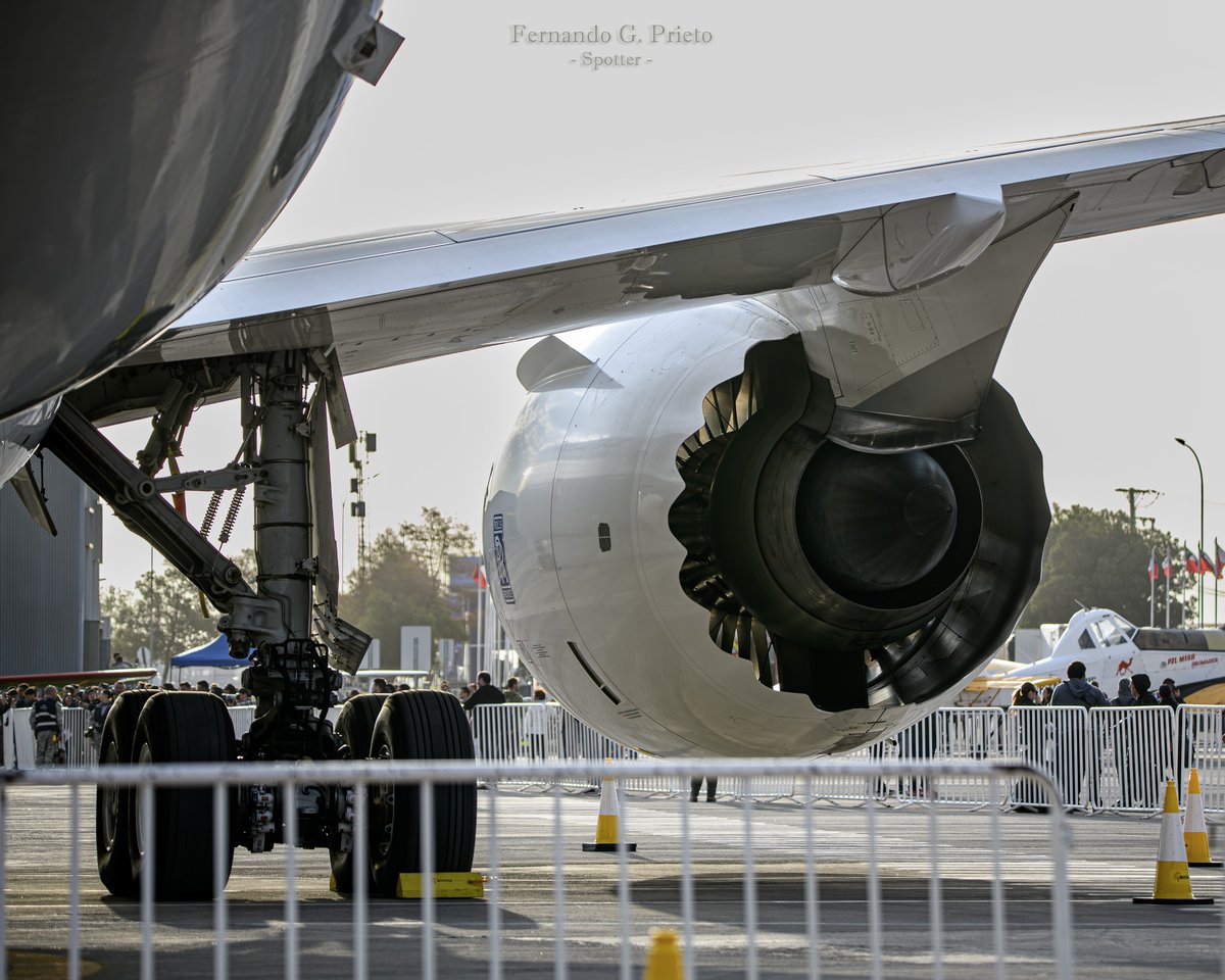 Boeing 787-9 Dreamliner @LATAMAirlines en exhibición en FIDAE 😍✈️👌📷🇨🇱 Abr-2024 
#FIDAE2024 #CHILE #LATAM #B787900 #Dreamliner #avgeek #spotting #Nikon #Sigma
@BoeingAirplanes @sebasstianpine @bettycbr @jpablosm10
