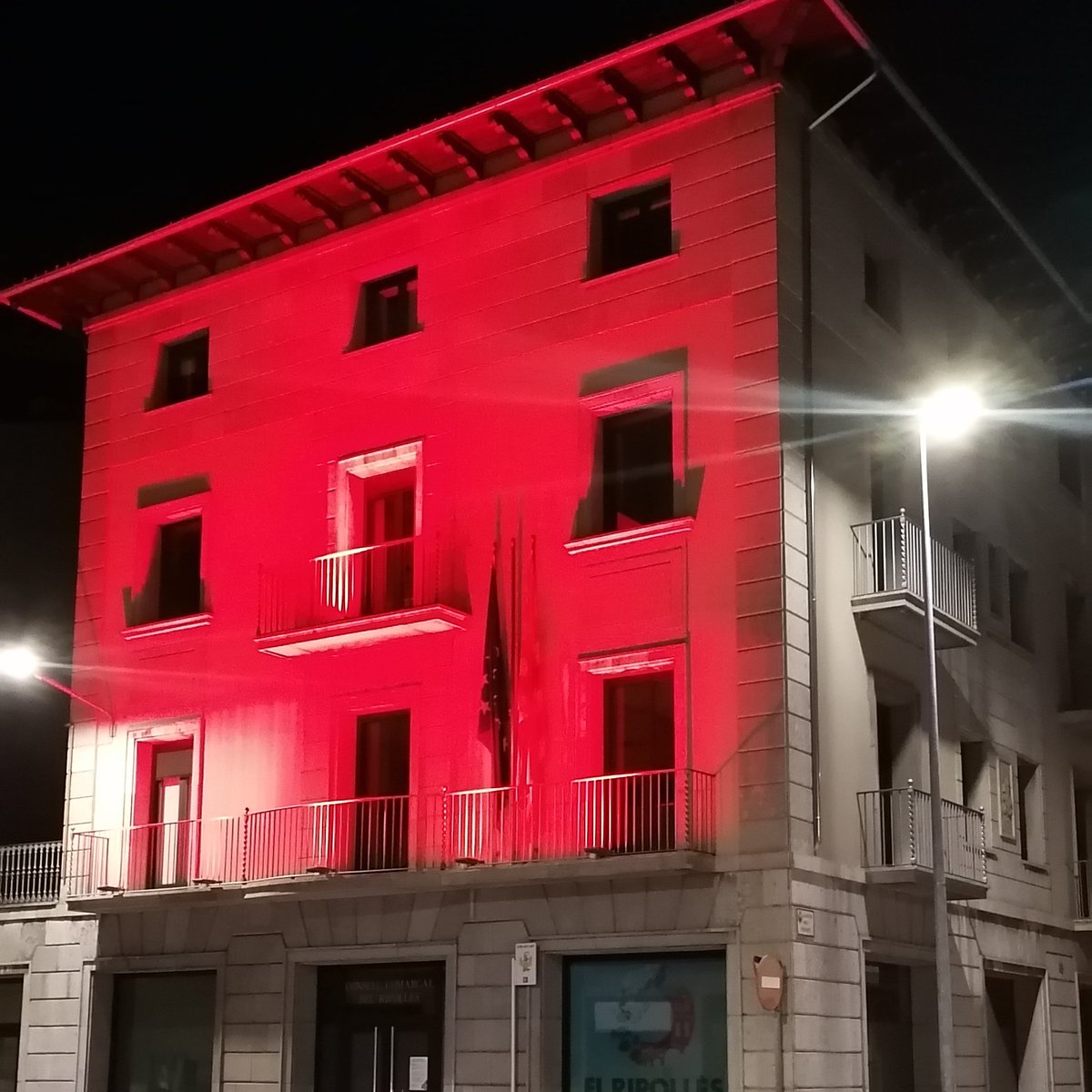 Contribuïm a fer visible la tasca humanitària que la #CreuRoja duu a terme a escala local i planetària. És per això que ens sumem al Dia mundial de la Creu Roja il·luminant la façana de color vermell.