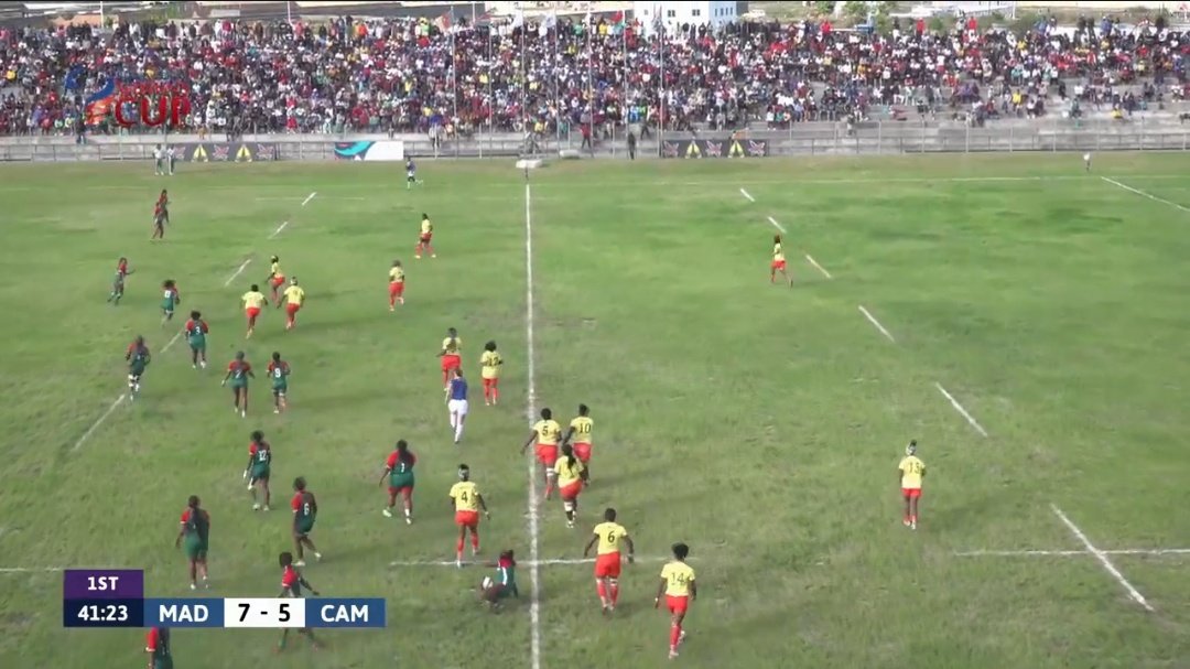 Women's rugby matches in Madagascar on a Wednesday afternoon. It's a working day but those crowds. 🙌🏾 Frame 1 is South Africa - Kenya which kicked off at 1.00pm. Frames 2 & 3 is Cameroon - Madagascar which kicked off at 3.00pm. Entry is NOT free. These Makis love their rugby. 🙌🏾