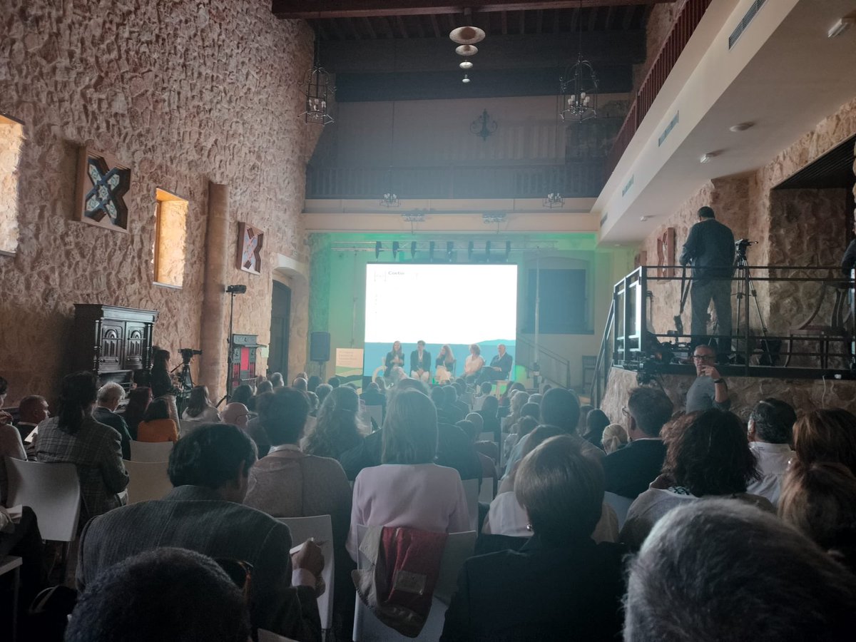 🌱¿Qué modelo de crecimiento queremos para el turismo rural? 🗣️Nuestra compañera @Moncala1, Directora de proyectos de comunicación y marketing de Turismo de Islas Canarias, participa en la Mesa de Debate de #COETUR, organizada por @escapadarural. #EscapadaRural