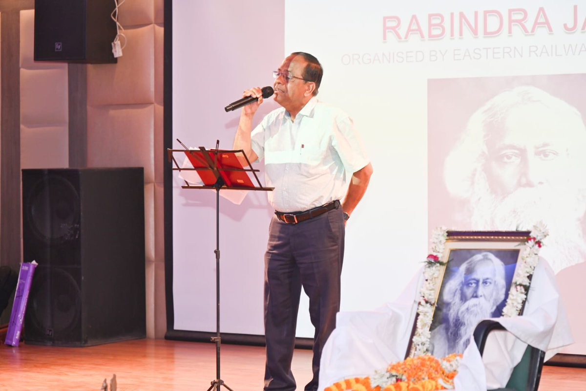 163rd Rabindra Jayanti has been celebrated by Sealdah Division today with pomp and grandeur. At the outset, officers & staff paid floral tribute to Kabiguru Rabindranath Tagore. A cultural programme was staged by officials of Sealdah Divn which turned out to be a grand success.