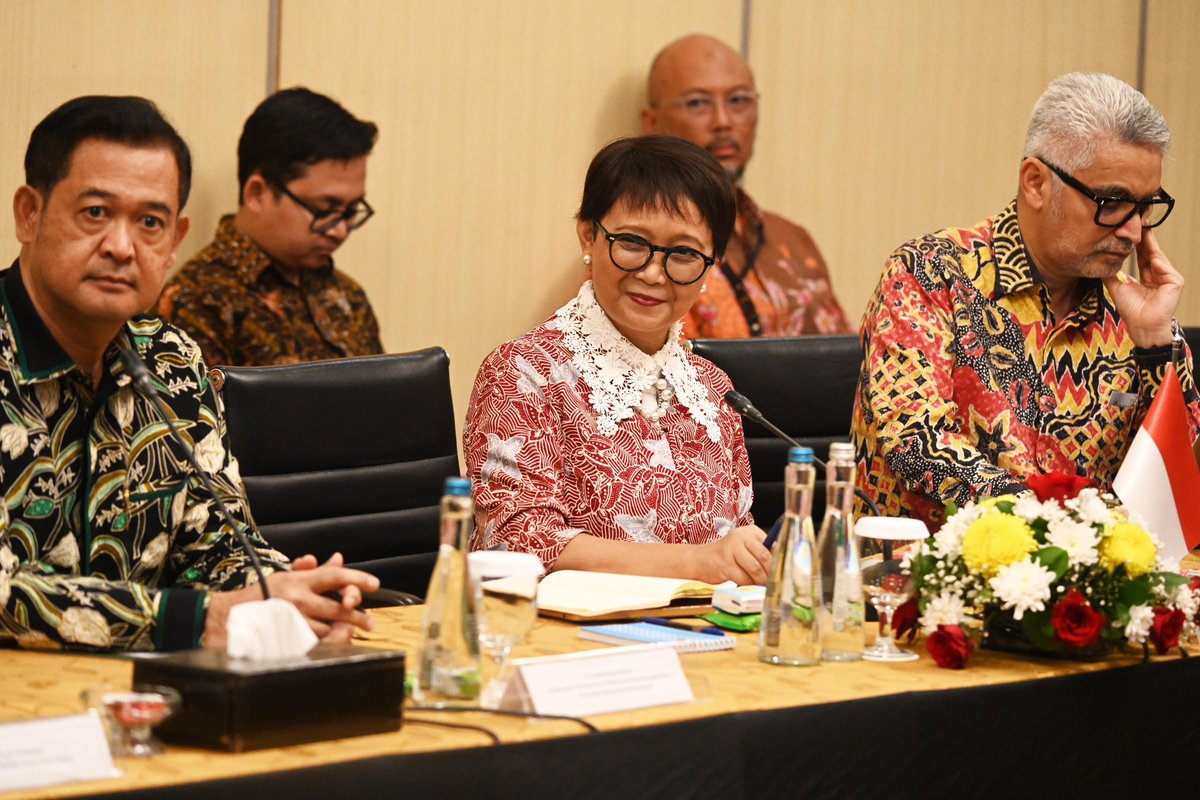 1️⃣ #MenluRetno Marsudi - Menlu Justin Tkatchenko pimpin bersama Komisi Bersama tingkat Menteri (JMC) ke-4 RI- PNG di Jayapura (8/9).

2️⃣ 🇮🇩&🇵🇬 tandatangani kerja sama pembangunan, pelatihan dan pengembangan kapasitas (8/5).

#inidiplomasi