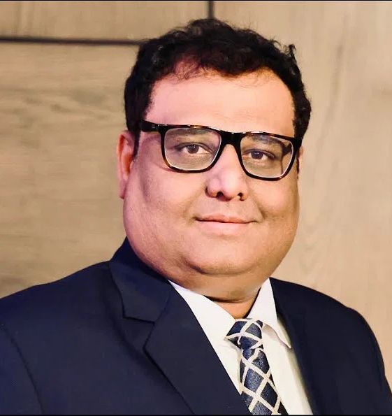 #Zee Media Corporation terminates CEO #AbhayOjha a year after appointment. Meanwhile, Pradeep Bhandari (host of Taal Thok ke) Resigns after suspension of his show for 3-4 days. #ZeeMedia #Resignation