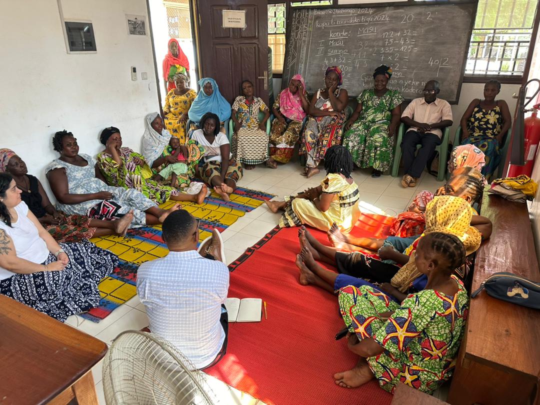 🤝🇨🇫 El FFV-CPI interactuó c/sobrevivientes de crímenes sexuales y de género de los centros de psicoterapia en Begoua y PK 5 en Bangui, Rep. Centroafricana. ▶️ Destacaron varias historias de éxito sobre la resiliencia después de recibir apoyo integral x parte de @MukwegeFound