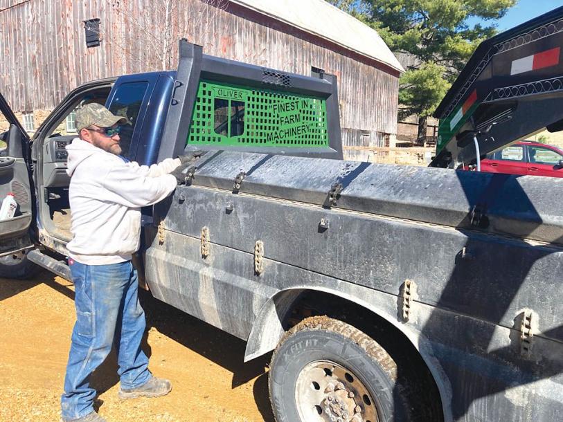 Roller chain hinges on his customized pickup box give Eric Jacobson lots of options. The box is one he built after the original box failed when a load of firewood shifted. #pickupbox #rollerchainhinges #custom #heavyduty farmshow.com/a_article.php?…