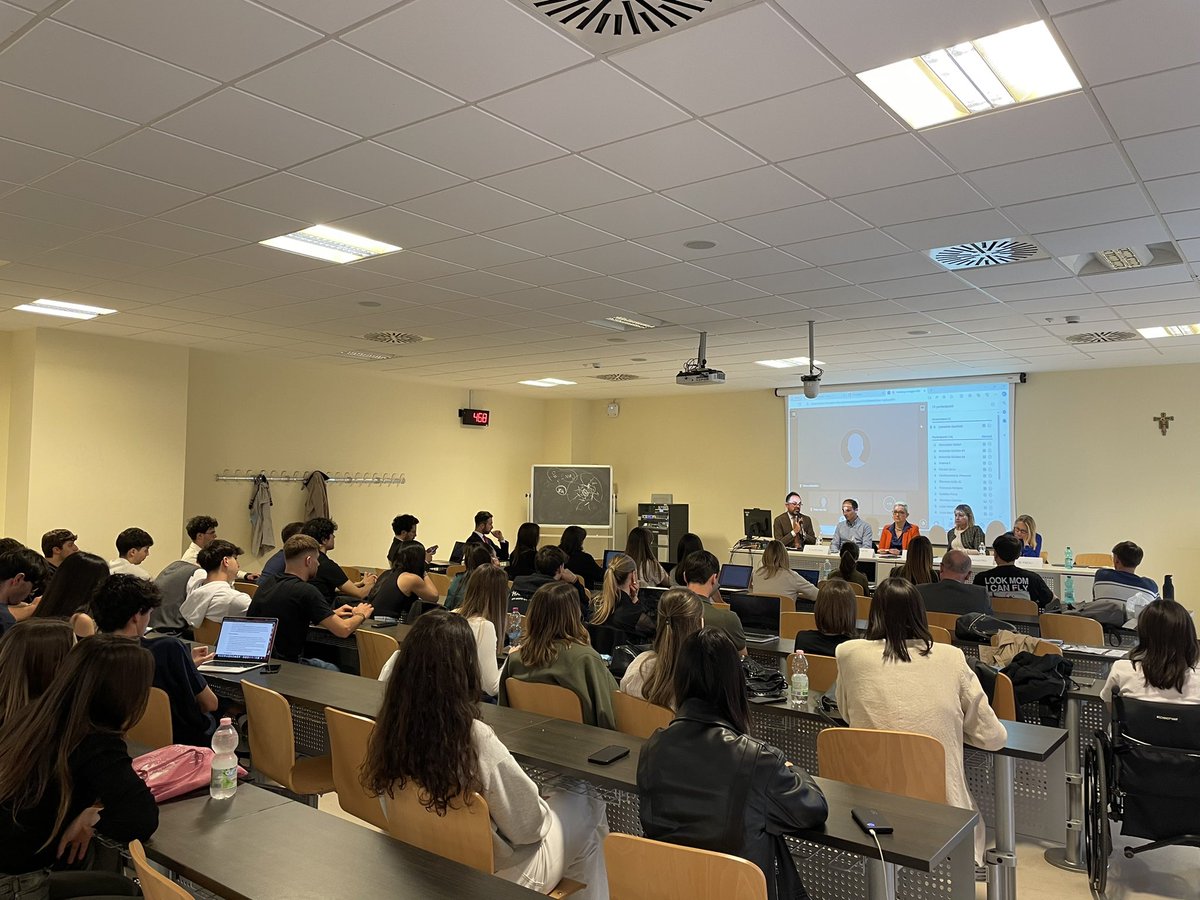 #8maggio Al via all’Università Cattolica del Sacro Cuore il workshop “Per un nuovo fascicolo digitale del cittadino”, con #SviluppoLavoroItalia. 

Apre i lavori @MicheleFaioli @Unicatt.