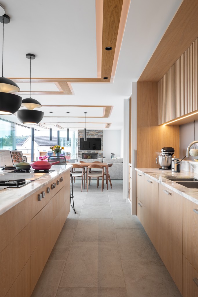 Embrace the clean lines and minimalist charm of a Scandinavian kitchen. ✨ #NordicDesign #minimalistdesign #bespokekitchens l8r.it/bP5C