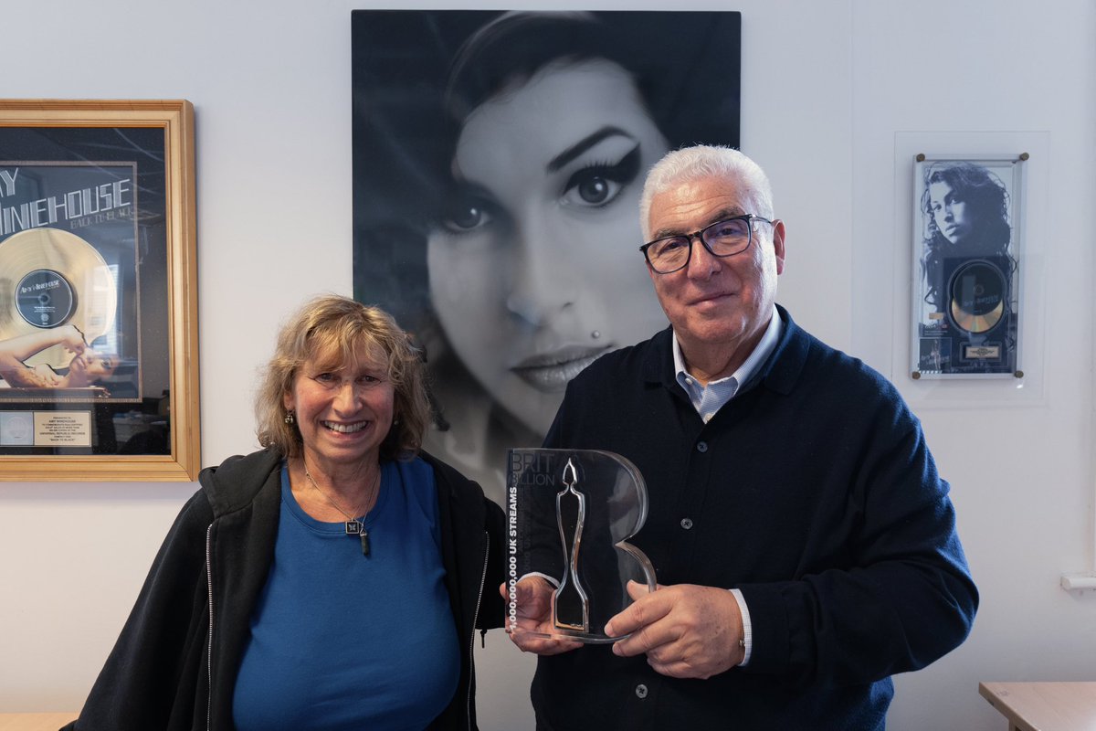 Amy Winehouse has posthumously been awarded a BRIT Billion Award celebrating one Billion streams in the UK. Amy’s parents, Janis and Mitch Winehouse accepted the BRIT Billion Award at the Amy Winehouse Foundation in London 🖤 #BackToBlack
