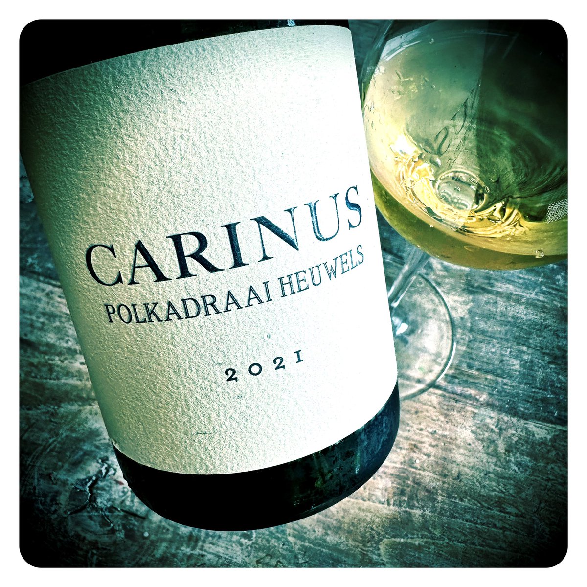 The sun is shining, spring is in the air… and Chenin Blanc is in my glass! A beautiful expression from Carinus Wines as made from Polkadraai Hills grapes by the legend Chris Alheit using a concrete egg. Full of peach, naartjie, fynbos and dried hay! Superb! 96/100 GSMW.